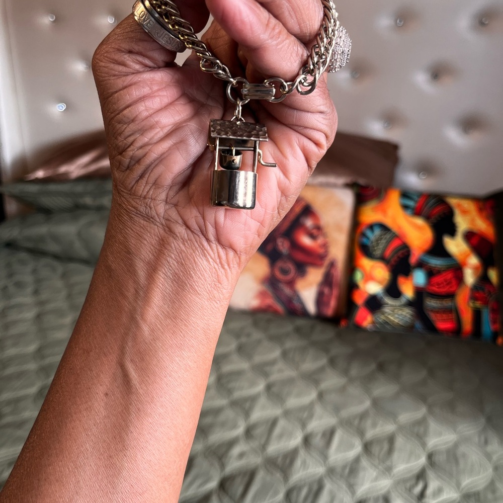 WELL..........vintage bracelet and charm - Picture 4 of 6
